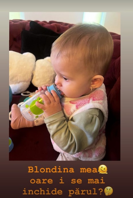 Fotografia postată de Daniela Crudu cu fetița ei, care are 8 luni: „Blondina mea. Oare i se mai închide părul?”
