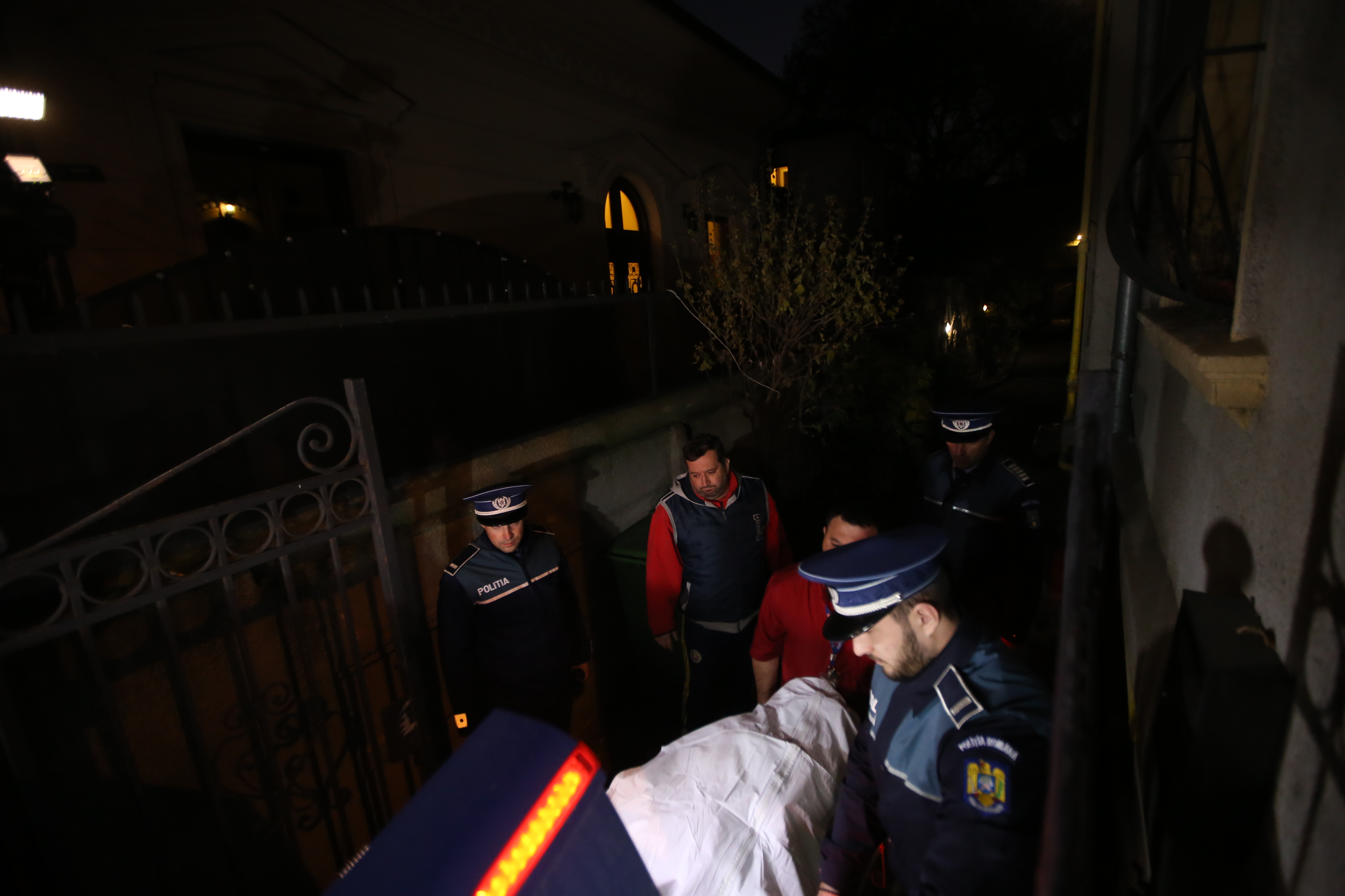 FOTO EXCLUSIV/ Imagini de la locuința Stelei Popescu. Trupul actriței a fost preluat de IML