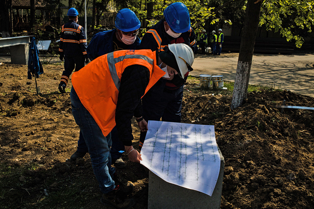 FOTOREPORTAJ | Cum construiește Asociația Dăruiește Viață un spital modular pentru bolnavii de COVID-19 în curte la Elias