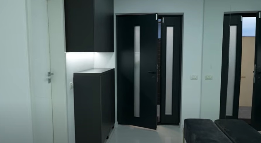 Noi imagini din casa lui Dorian Popa, după ce a renovat-o. Are propriul solar de bronzat și un garaj de lux unde își ține mașina de 300.000 de euro