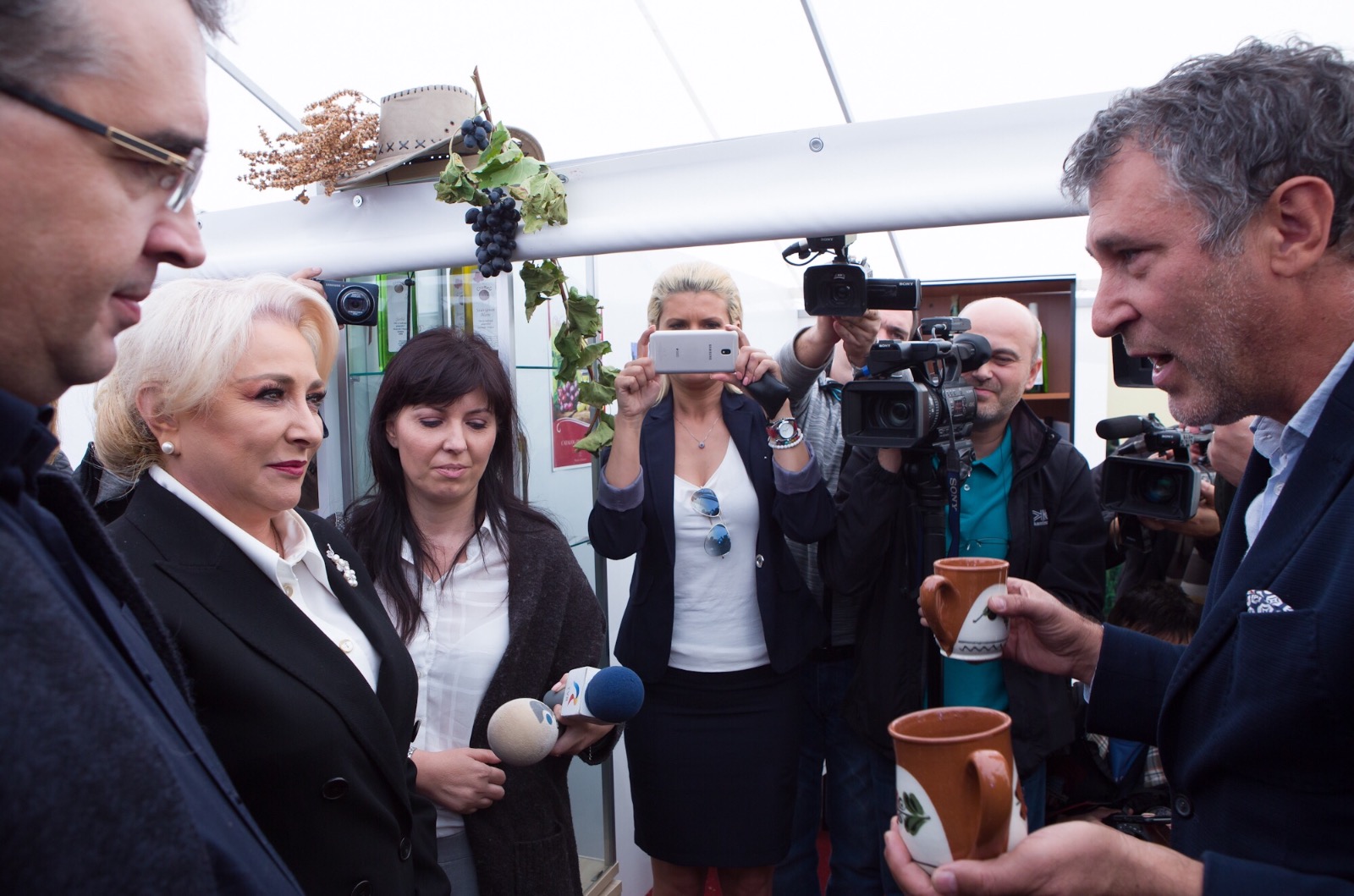 VIDEO/ FOTO. Dăncilă, apostrofată la Focşani pentru gafele pe care le face în apariţiile publice; Răspunsul premierului:  "Ştiu că acest lucru îl vânaţi"
