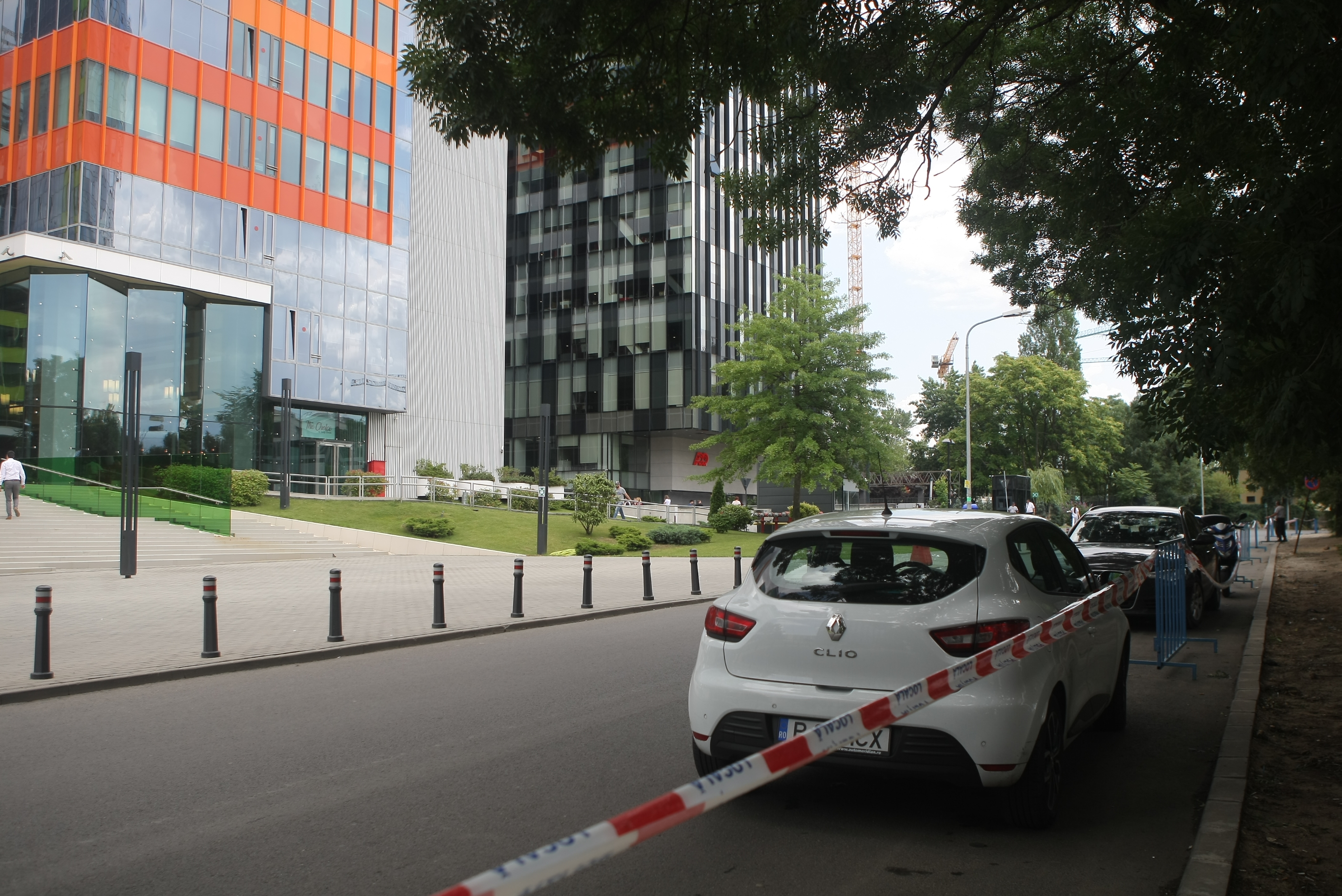 #salvatipipera | Noi măsuri în urma campaniei Libertatea: Primăria Sectorului 2 a montat garduri pentru a împiedica parcarea ilegală pe str. Gara Herăstrău
