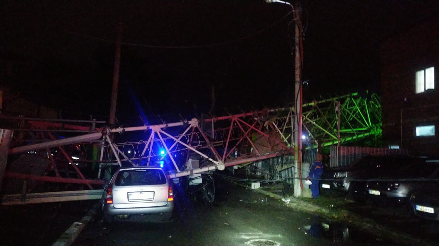 Furtună violentă în București și în Ilfov. Două persoane rănite, după ce o antenă GSM a căzut peste casele lor