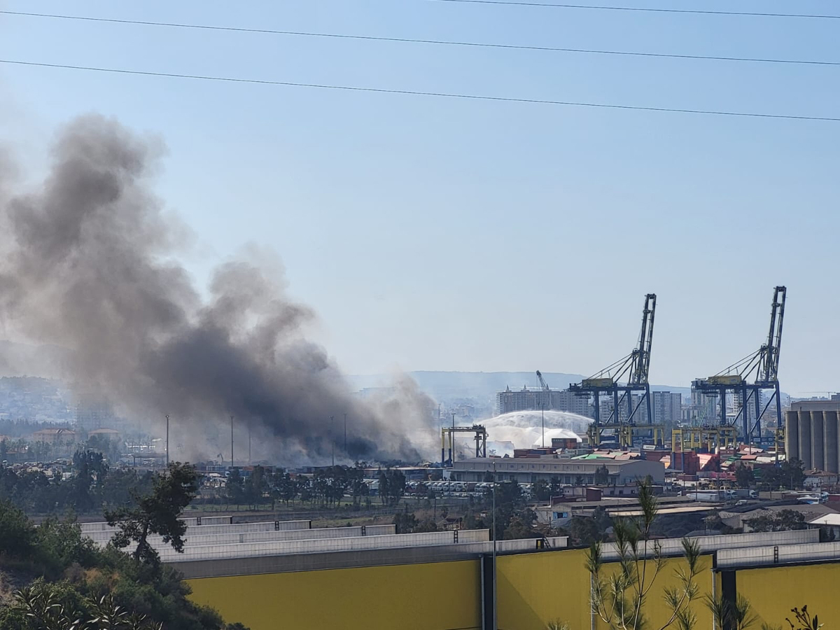 CORESPONDENȚĂ DIN TURCIA. Imaginile unei țări copleșite. Pompierii sting încă incendiul izbucnit acum 4 zile în portul Iskenderun