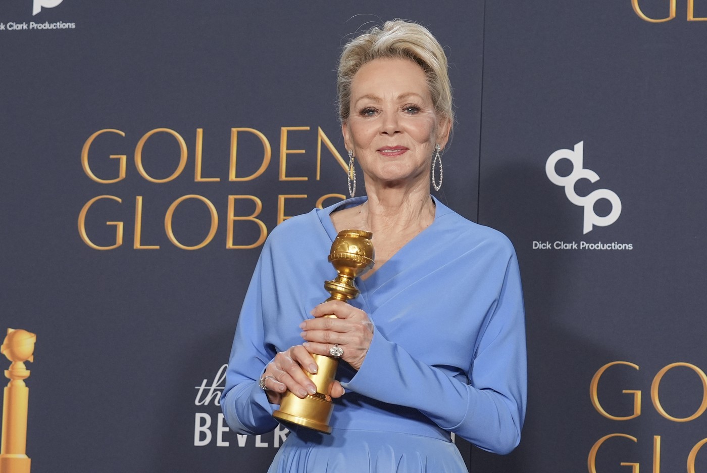 Jean Smart, câștigătoare a Globului de Aur 2025, a purtat pe covorul roșu o ținută creată de un designer român. Cât costă rochia