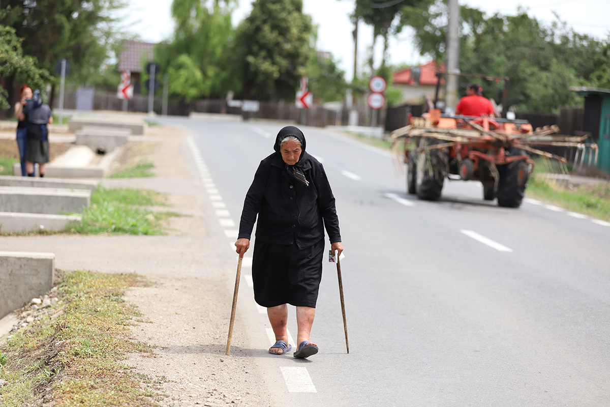 REPORTAJ Alegeri 2024 | Poliție, jandarmi și o bunică speriată de propria nepoată la Belciugatele: „M-a făcut în tot felul că am urcat în mașina primarului!”
