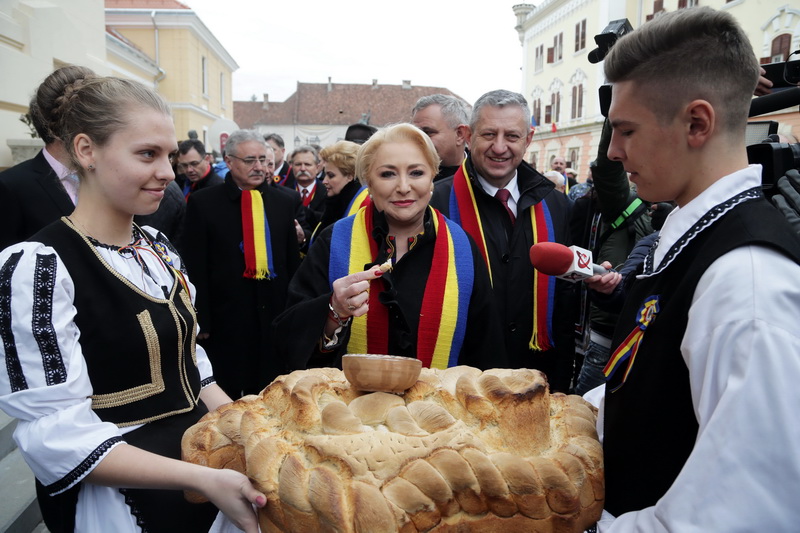 FOTO. Viorica Dăncilă participă la parada de Ziua Naţională de la Focşani, alături de mai mulţi miniştri