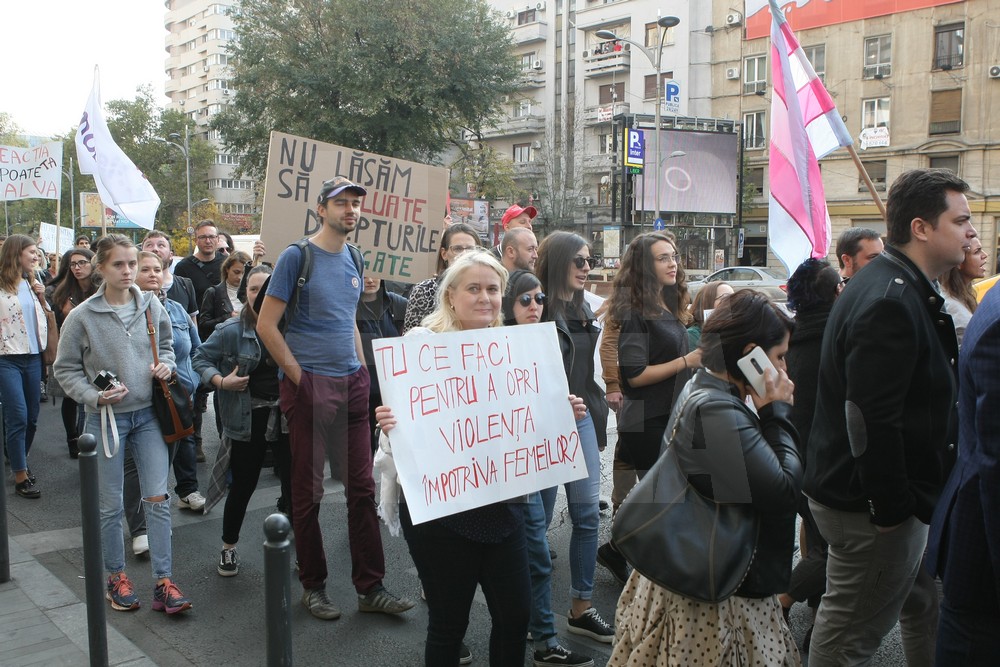 GALERIE FOTO/ Marş împotriva violenţei domestice, în Bucureşti: "Împreună pentru siguranţa femeilor"