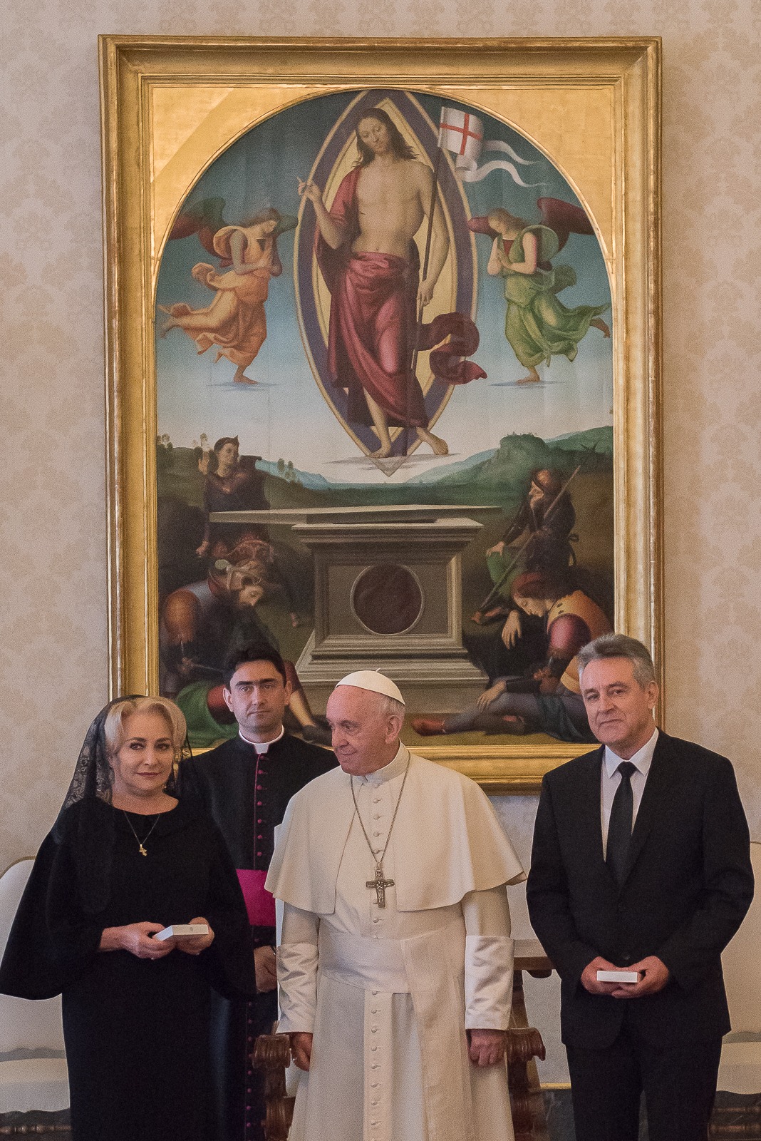 Premierul Viorica Dăncilă, în vizită la Vatican; Suveranul Pontif ar putea veni în România (VIDEO FĂRĂ SUNET)