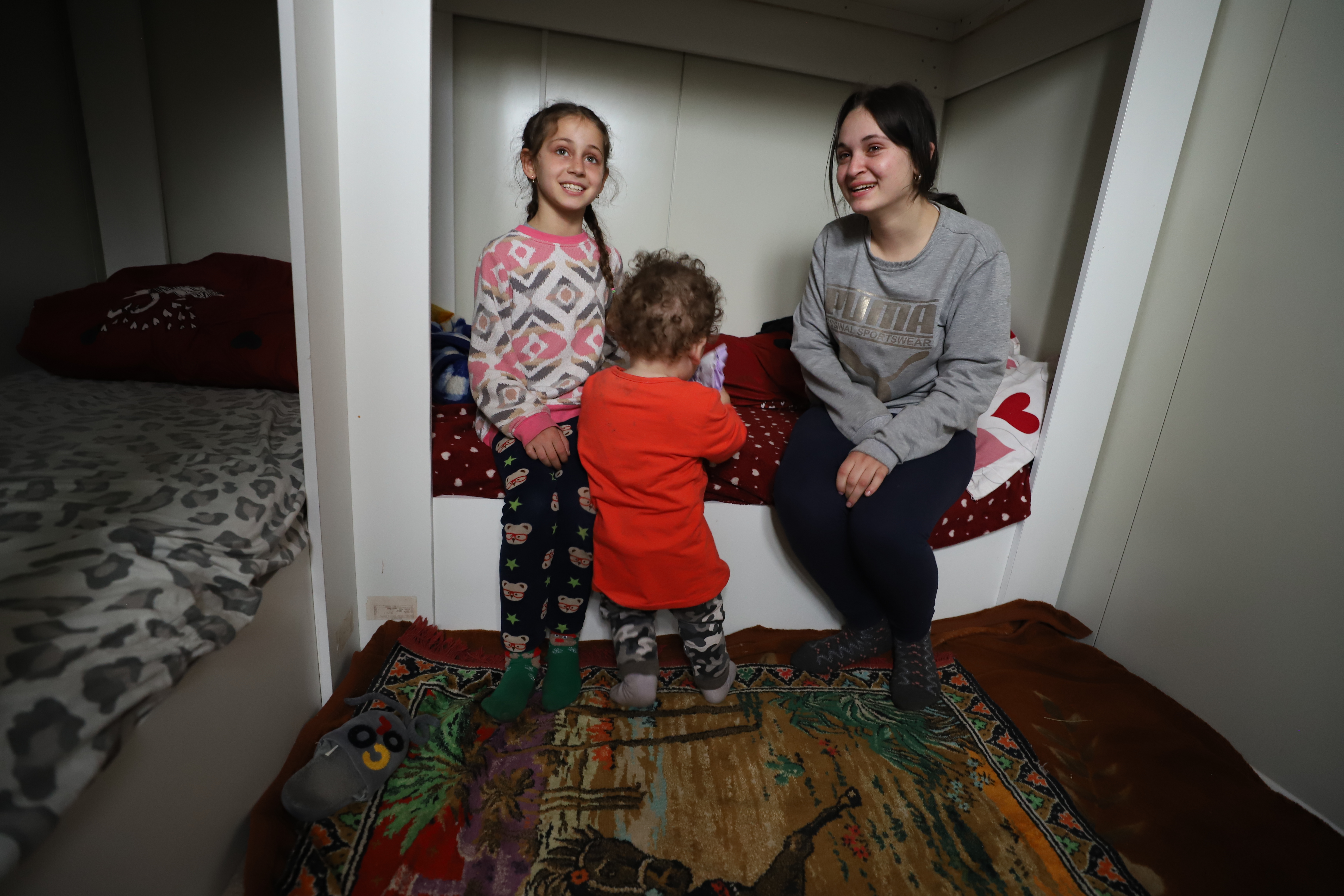 REPORTAJ. Viața chinuită a unei familii cu cinci copii, care s-a mutat din grajd în container: „Primăria nu ne dă hârtie să ne legăm la curent”. De ce i-a lăsat și fără ajutorul social