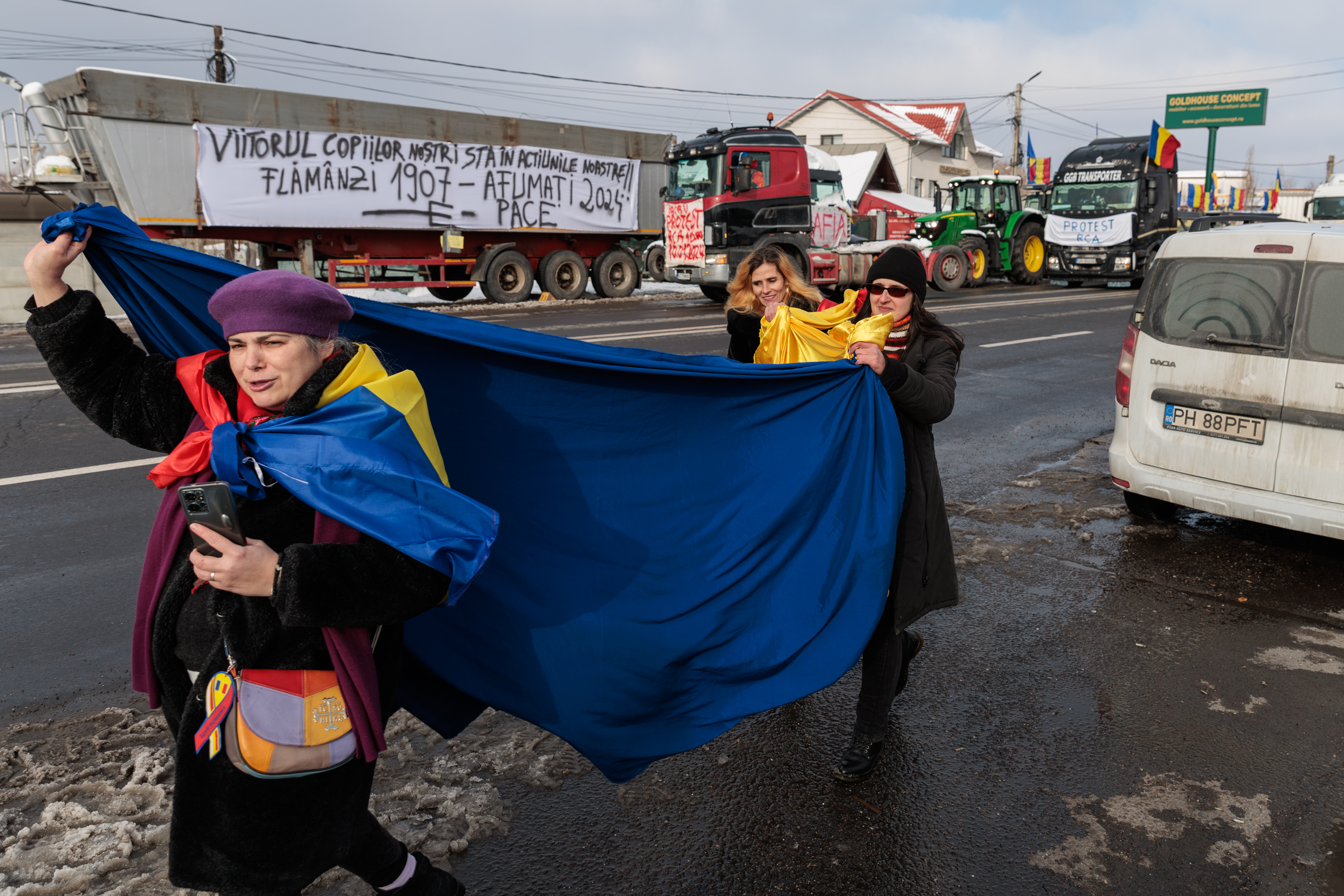 REPORTAJ. Ce nu s-a văzut la TV de la adevăratul protest al transportatorilor și fermierilor: „Ne învățăm copiii să plece în altă parte. Nu putem să-i condamnăm la sărăcie”