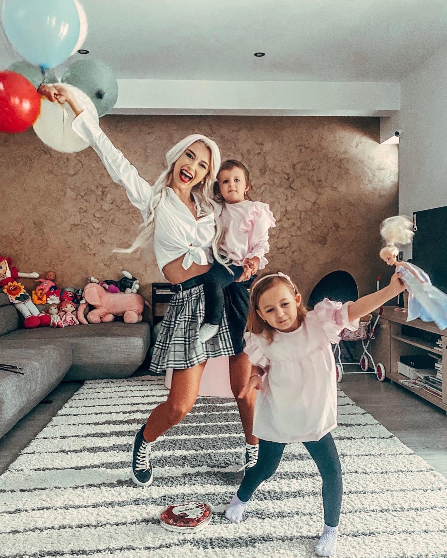 Imagini din casa de lux în care Andreea Bălan locuiește cu Victor Cornea. Vila are piscină, grădină uriașă și studio de înregistrări
