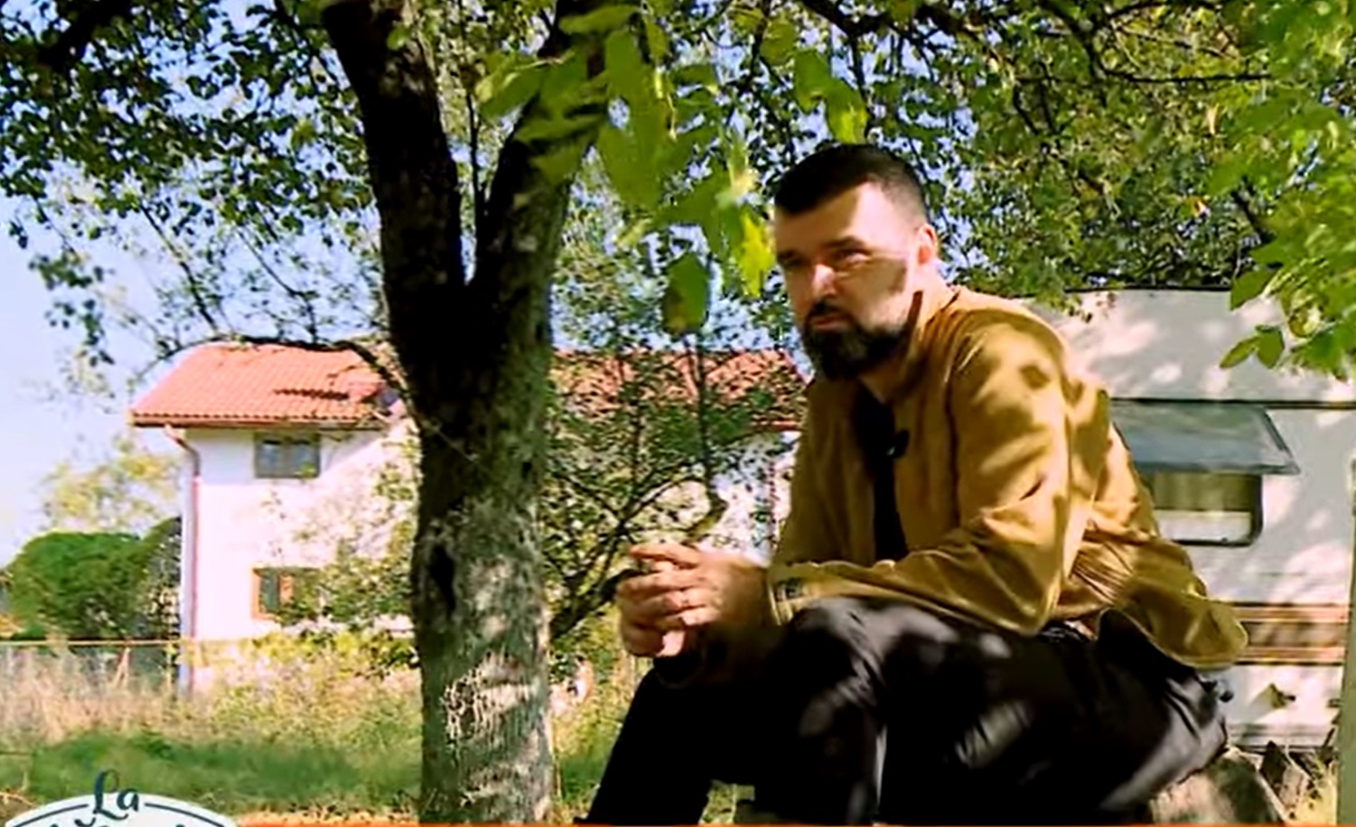 Imagini cu ferma de păsări și porci a tenorului Vlad Miriță. De la el cumpără carne Marcel Pavel, dar și Monica Anghel