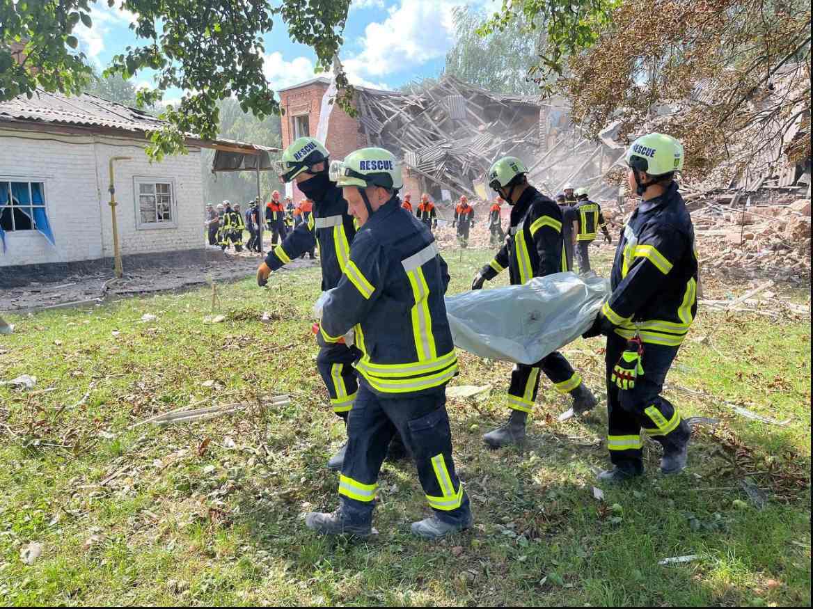 Imagini cu școala distrusă de bombardamentele rusești din regiunea Sumî: „Anul școlar nu va începe niciodată pentru unii”