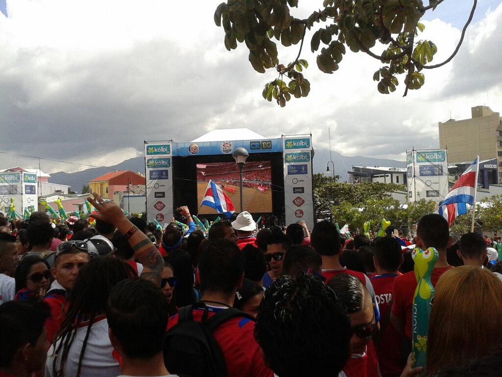 FOTO / Imagini şocante cu suporteri costaricani!!! S-au tăiat între ei!