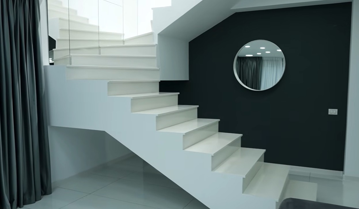Imagini cu casa din Domnești în care locuiește Dorian Popa. Artistul a renovat-o complet