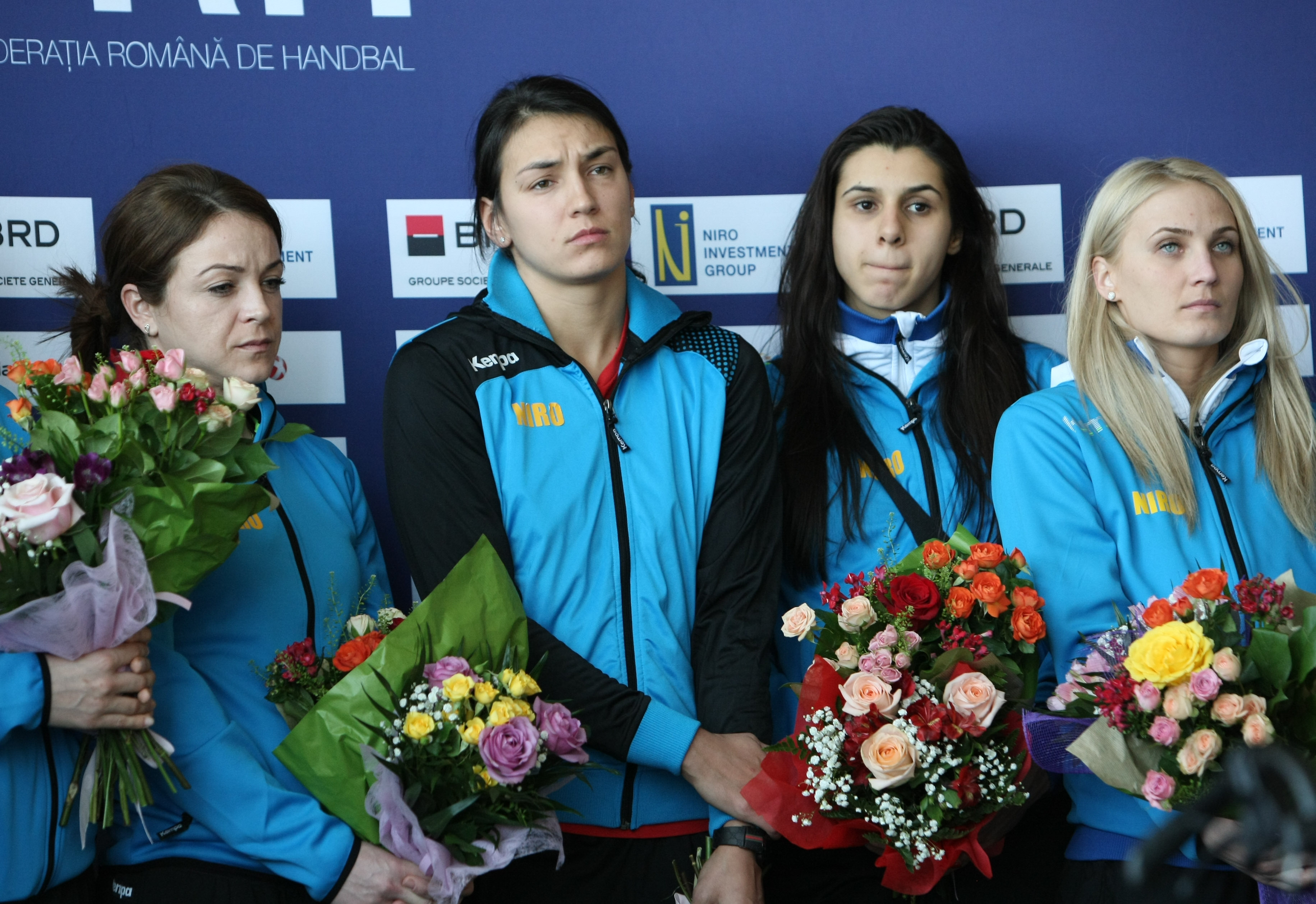 Calificate en-fanfare la Olimpiadă, tricolorele de la handbal au ajuns acasă! Bolnave, dar olimpice! Starul Cristina Neagu, despre șansele de a urca pe podium la Rio: “Nu vreau să mă hazardez, sunt multe detalii de care depinde obținerea unei medalii”. Două fete se căsătoresc! VIDEO