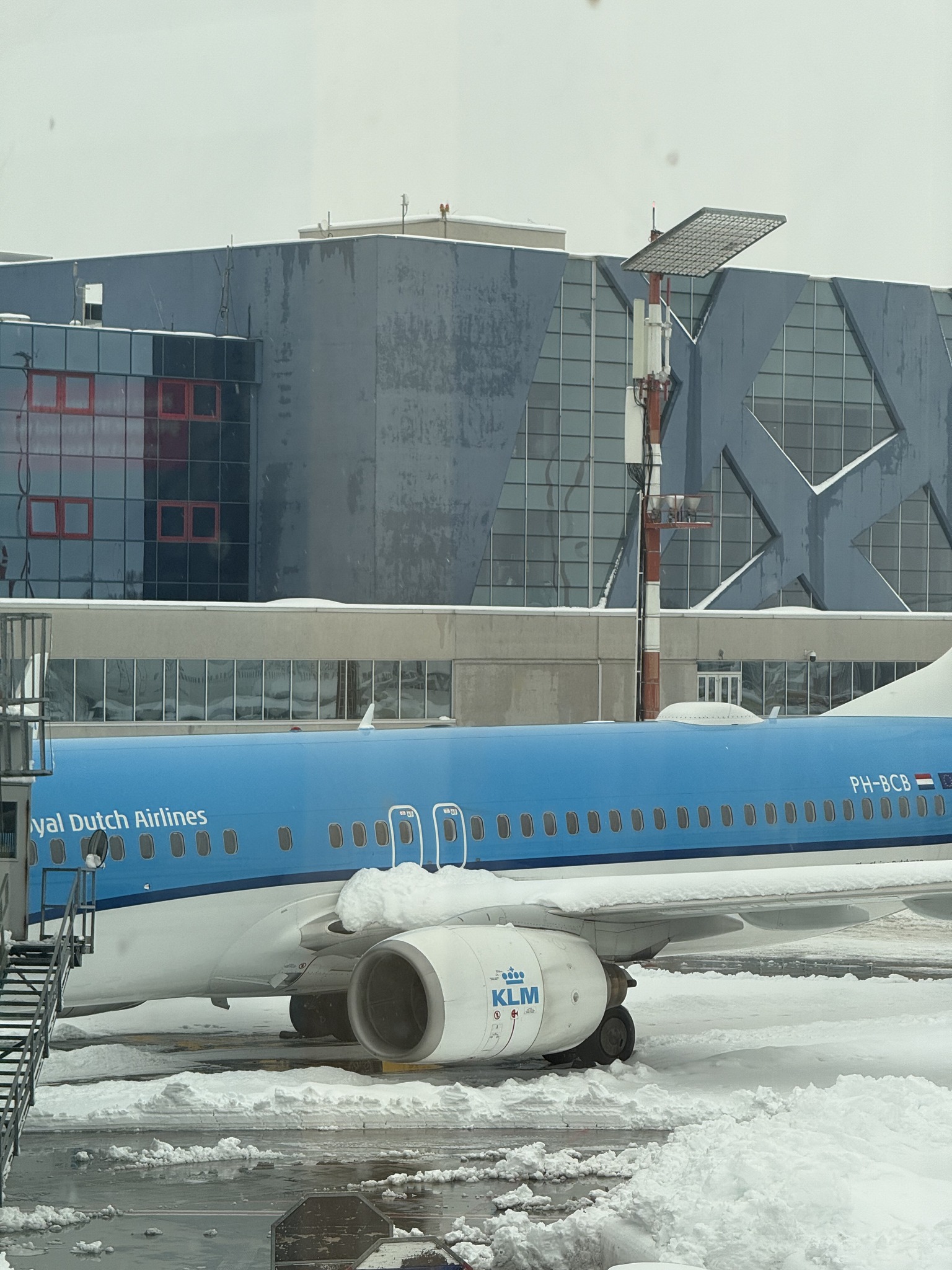 Lucian Mîndruță, blocat pe Aeroportul Otopeni din cauza zăpezii. Jurnalistul trebuia să zboare către Washington: „Știți povestea cu Nicușor la Consiliul lui Trump”