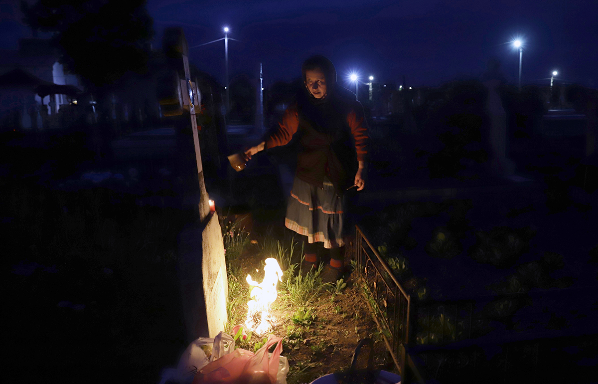 De ce aprind sătenii din Copaciu focul lângă morminte în Joia Mare. „Cu câțiva ani în urmă, aveai impresia că a luat foc cimitirul”