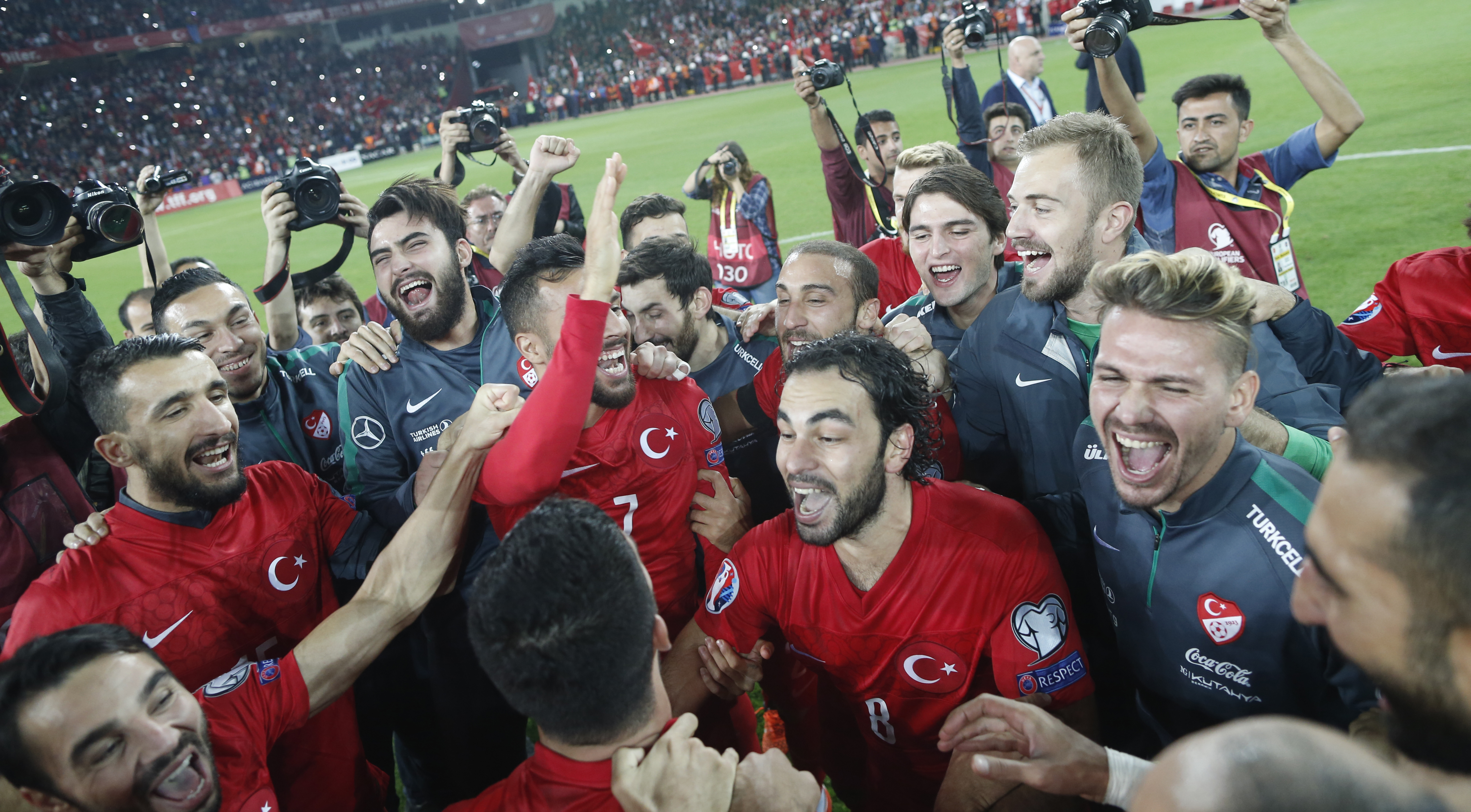 Ea e muza jucătorului pe care-l divinizează toată Turcia. Selcuk ”Xavi” Inan a adus calificarea directă a Turciei la Euro 2016 cu o bijuterie de gol, în ultimul minut. ^Cum au reacționat comentatorii turci. Imaginile FERICIRII de la Konya