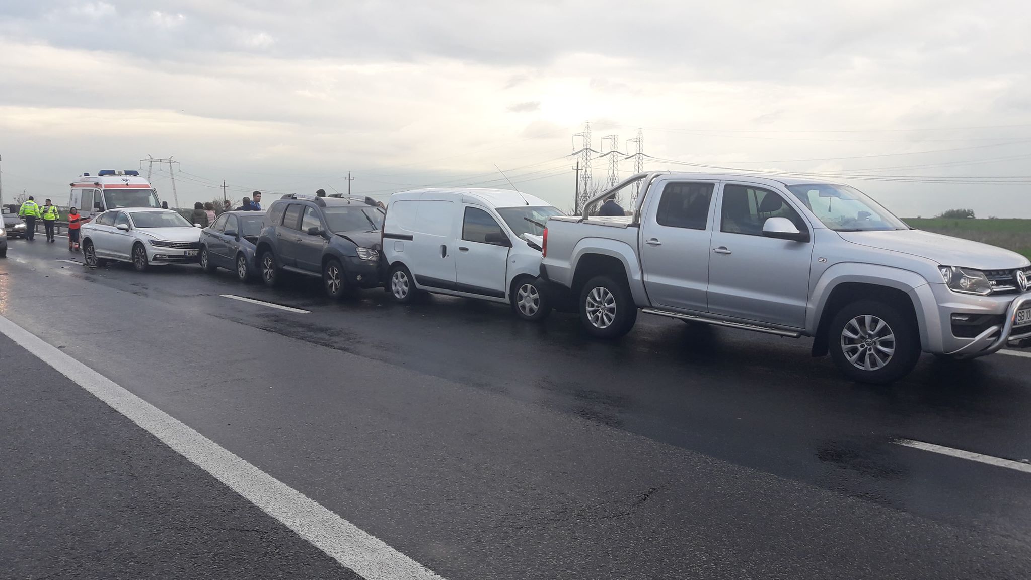 Un accident în care au fost implicate nouă mașini a avut loc pe autostrada București - Pitești. Un copil de trei ani a fost rănit