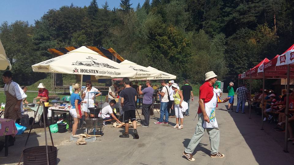 S-au întrecut în gătitul zupului, mâncarea tradițională a sașilor din Râșnov | GALERIE FOTO