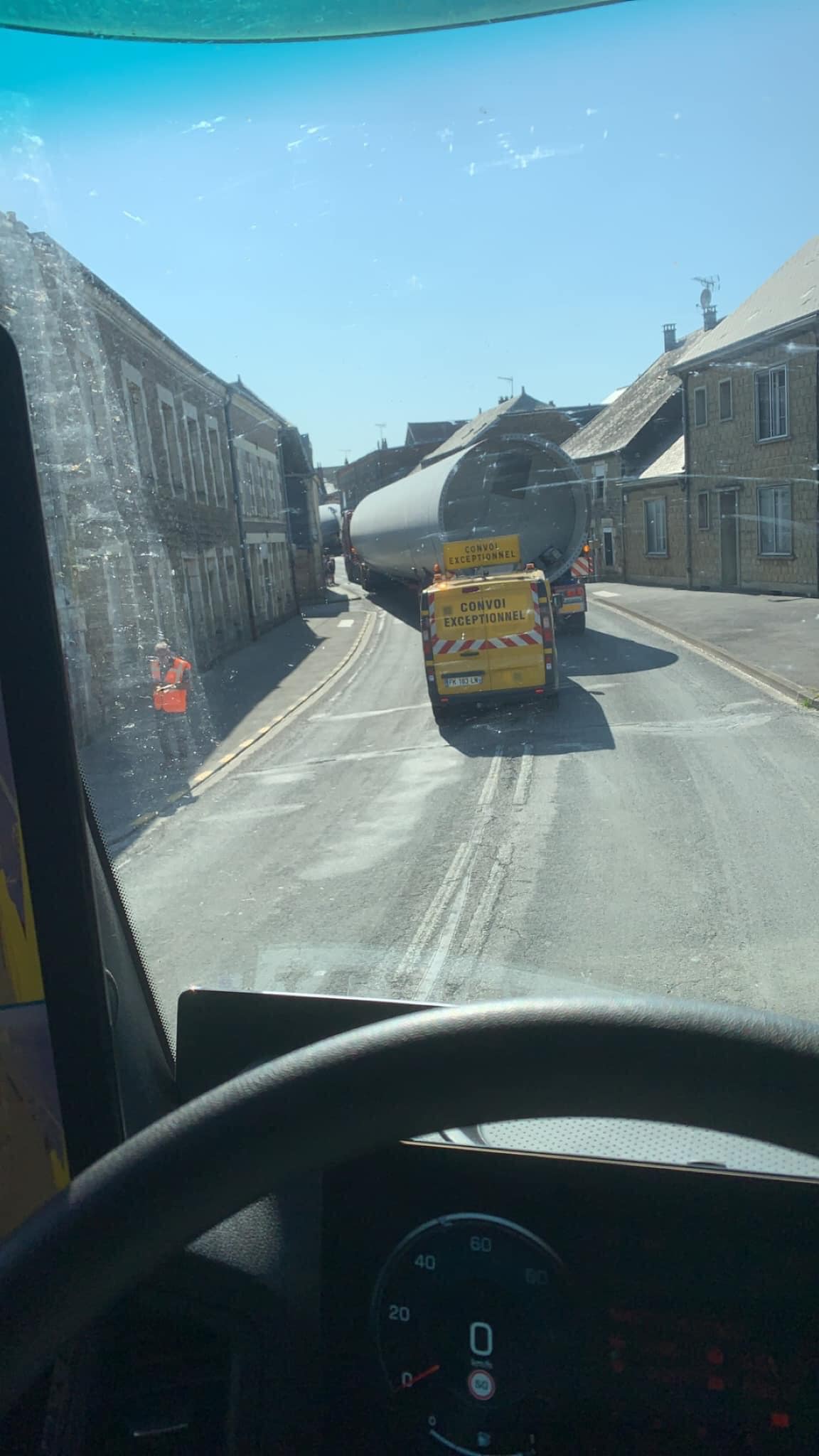 Un șofer român a blocat un sat din Franța, cu camionul convoi excepțional. Ca să treacă el, a fost demolată fântâna din centru