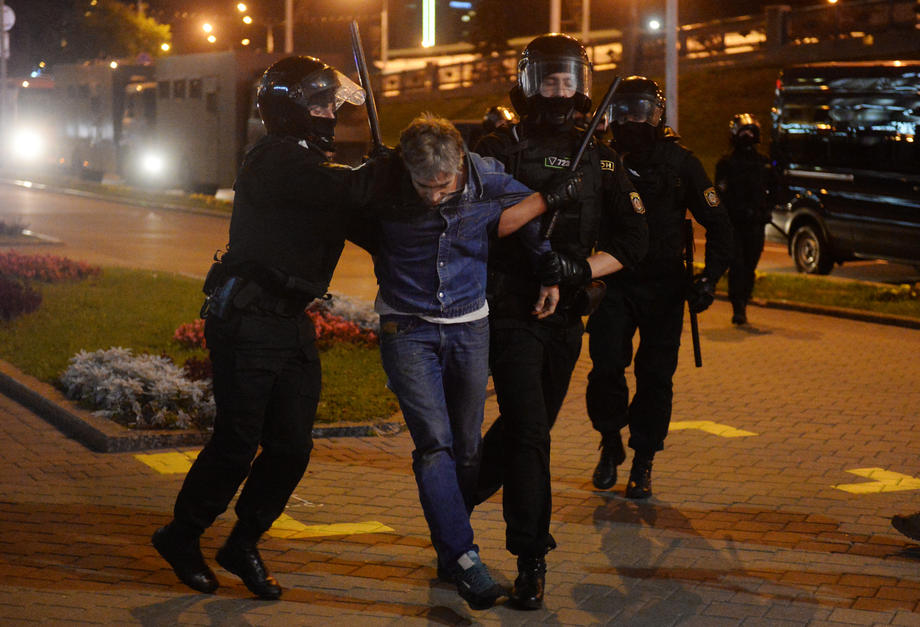 Ciocniri violente la Minsk. Mii de oameni care protestau contra lui Lukașenko au fost împrăștiați cu tunuri cu apă