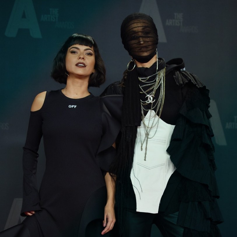 Defilare extravagantă la The Artist Awards. Vedetele au purtat ținute de mii de euro, cu sclipici, blană, paiete și voal