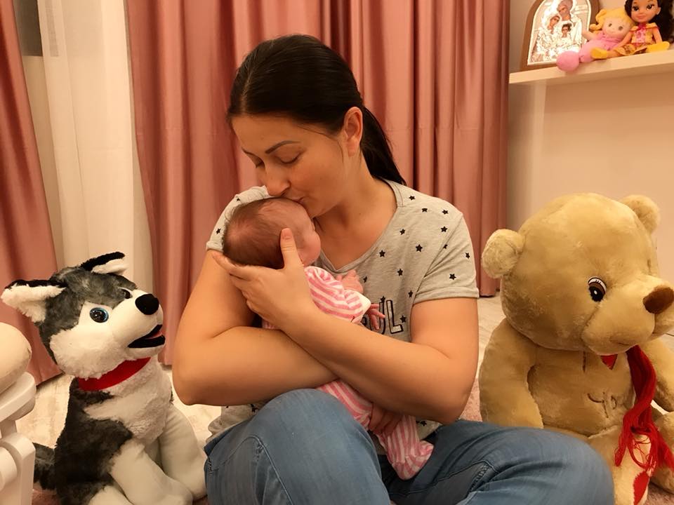 Accesoriul nelipsit de la capul patului fetiței Gabrielei Cristea. Spune multe despre vedeta de televiziune | FOTO