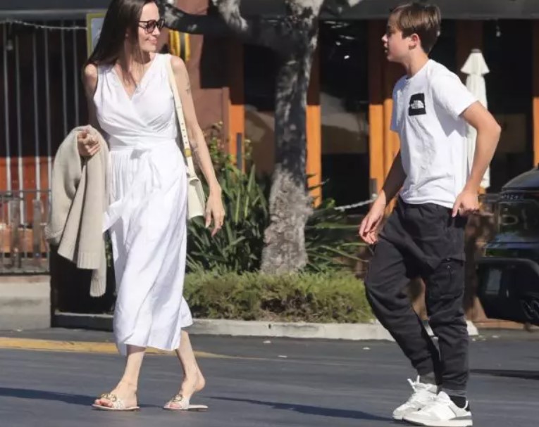 Angelina Jolie, apariție surprinzătoare alături de Knox. Ce făcea fiul său în vârstă de 14 ani?