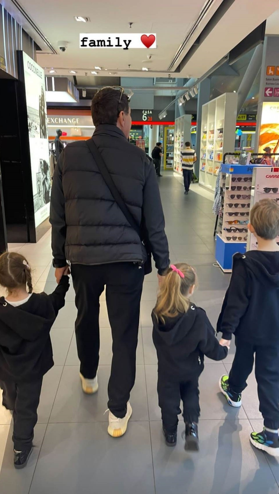 Cum a apărut Cristi Borcea la mall cu copiii. Omul de afaceri a renunțat la costumele elegante și s-a asortat cu ținutele micuților