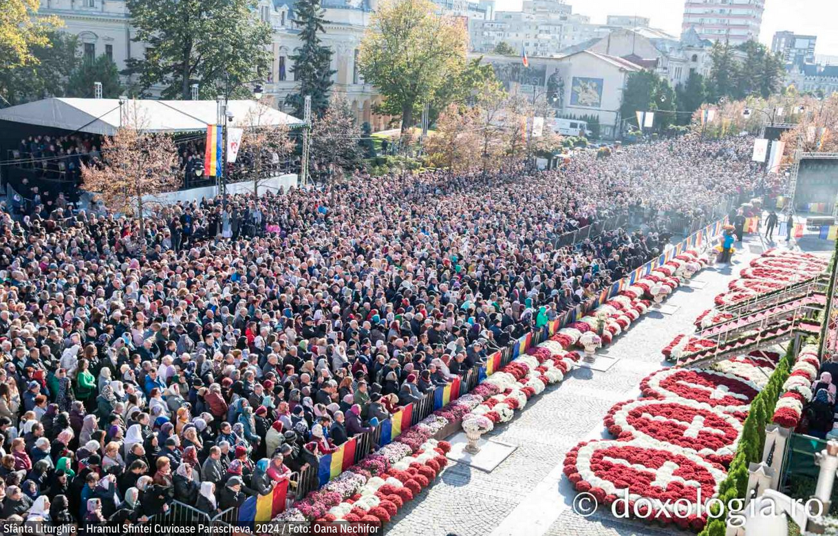 Cea mai mare Liturghie ținută în Moldova, la Iași: 35.000 de oameni s-au rugat Sfintei Parascheva, alți 46.000 stăteau la coadă pentru a ajunge la moaște