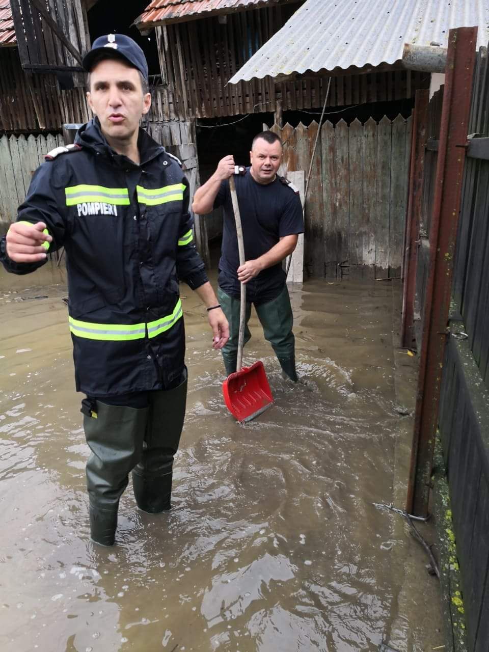 UPDATE/ Cod roșu de inundații în Vâlcea, Gorj și Argeș. Zeci de oameni au fost evacuați din case în Băbeni, Vâlcea