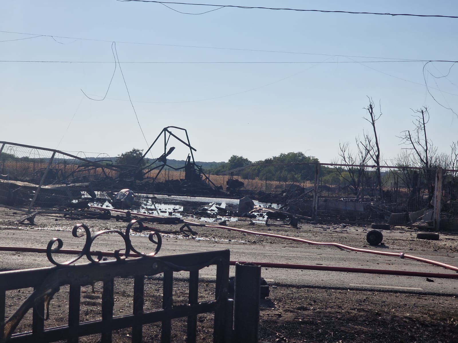 FOTOREPORTAJ Pompierii încă intervin în zona exploziei, oamenii spun că n-au primit ajutor: „Stăteam lângă o bombă și nu știam!”
