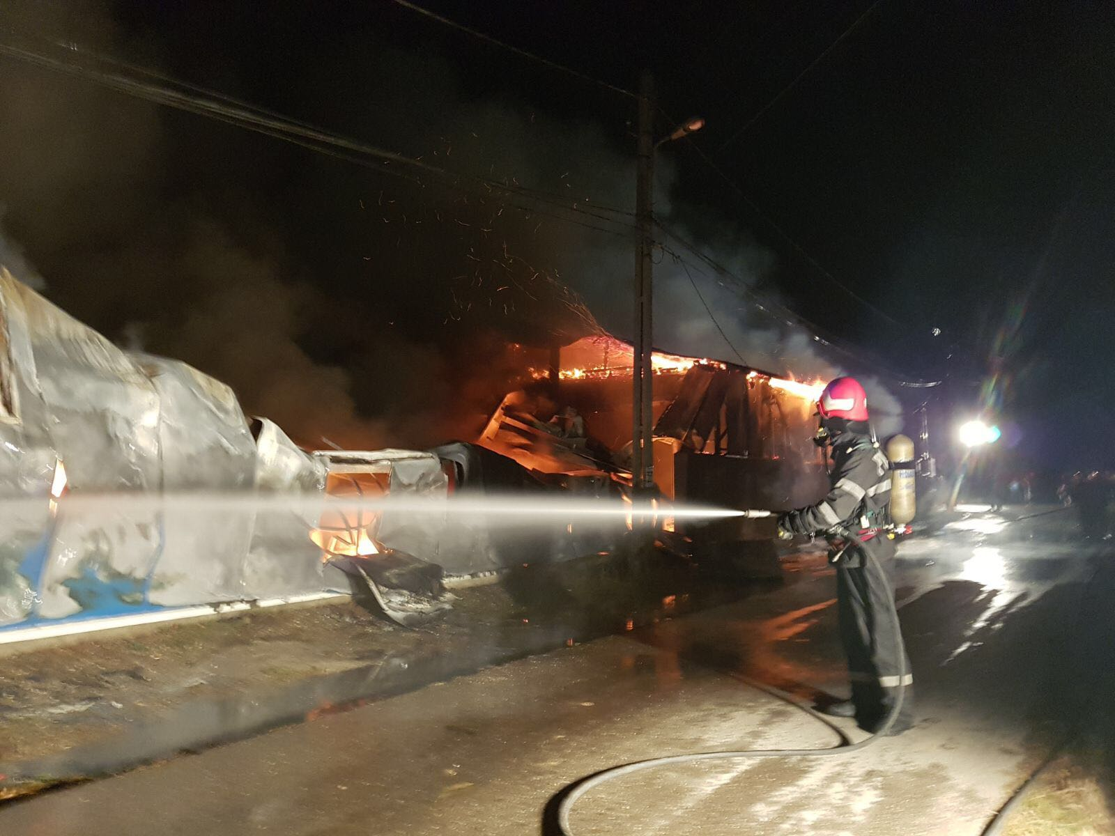 FOTO & VIDEO | Incendiu la un service auto în comuna Puchenii Mari, pe DN 1. UPDATE