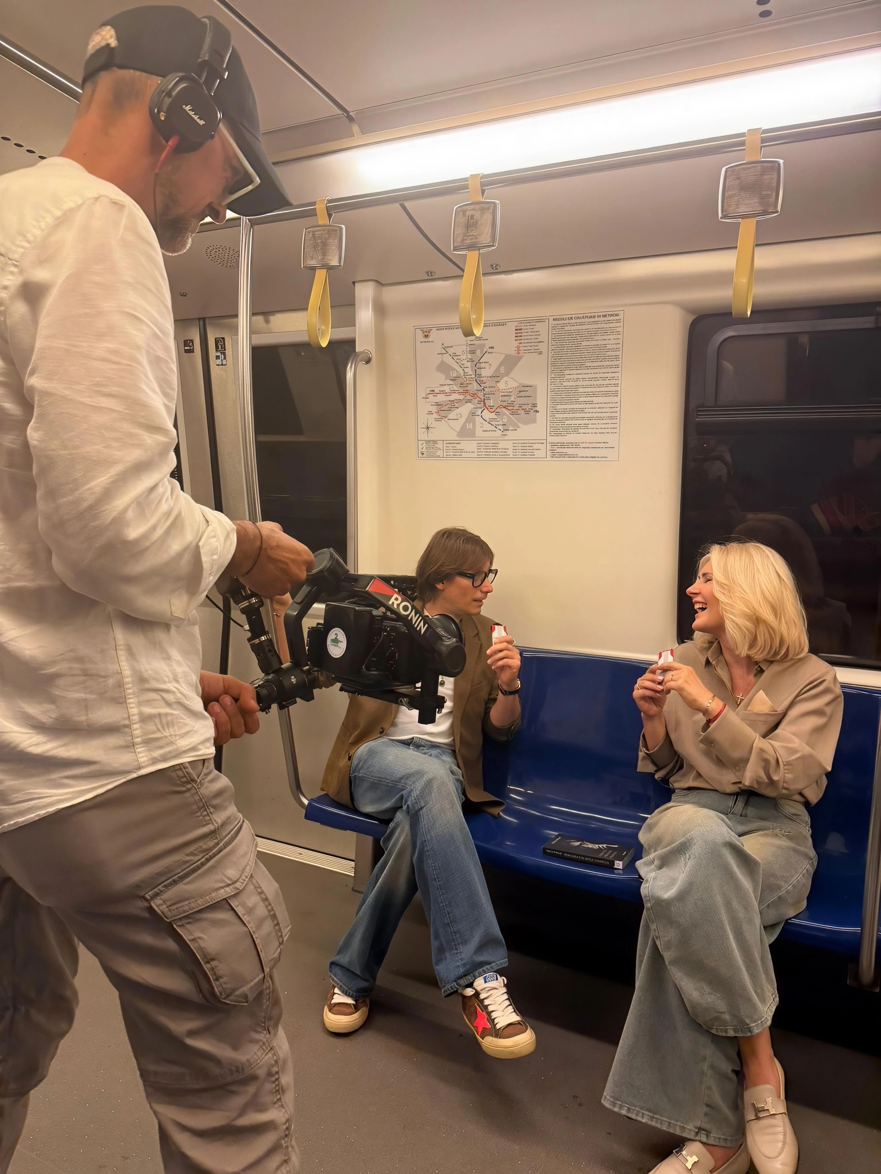 Alessandra Stoicescu, gazda primului podcast filmat în metrou. Actorul Marius Manole este invitatul ei