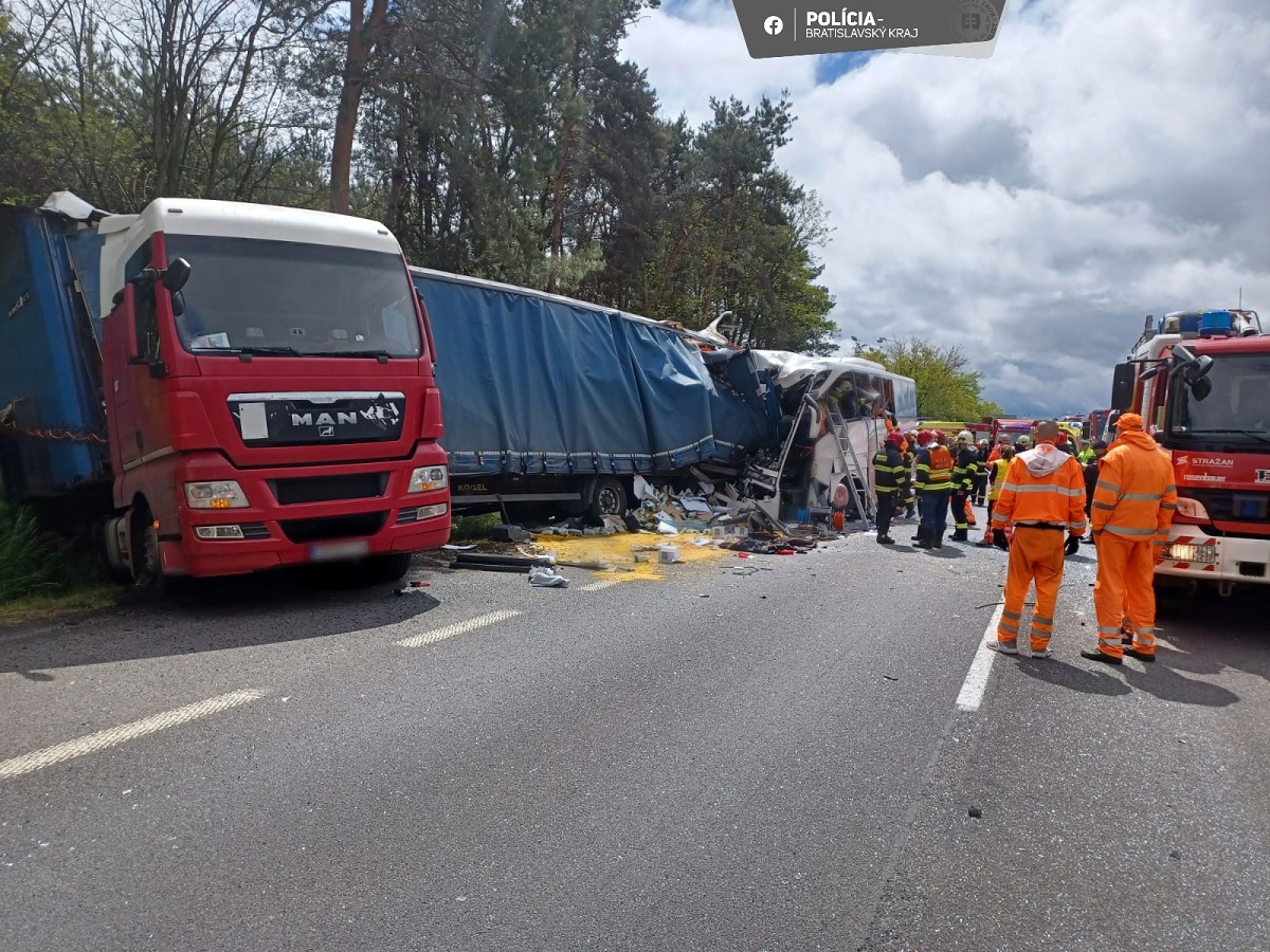 Șofer român de TIR șocat când a coborât din cabină, un autocar a intrat în camionul lui cu 100 km/h, în Slovacia. Un mort și 59 de răniți