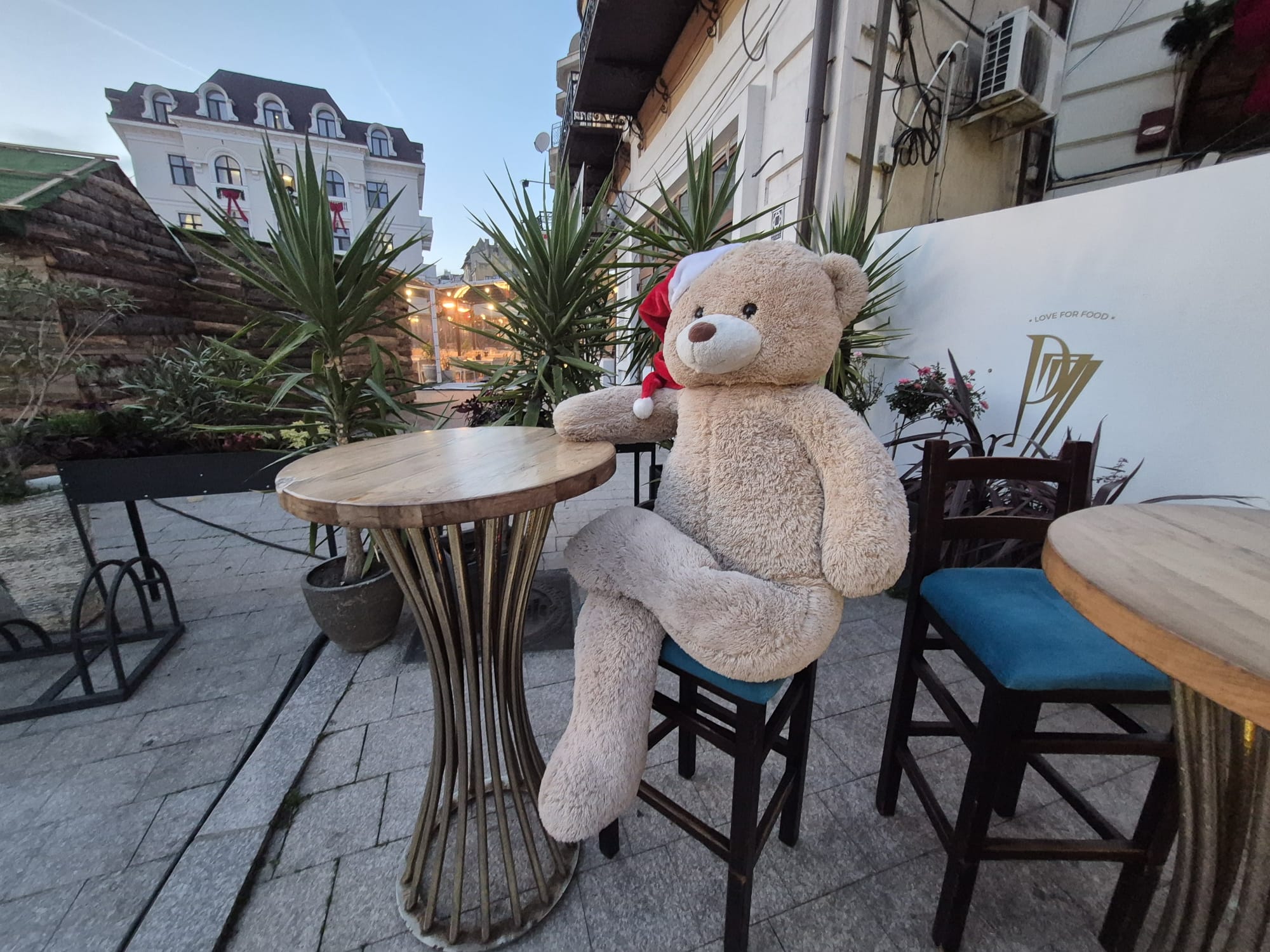 Ce s-a văzut la Târgul de Crăciun din Constanța în prima zi: urși suspendați pe un bloc în construcție, butoaie murdare și patinoar fără gheață 