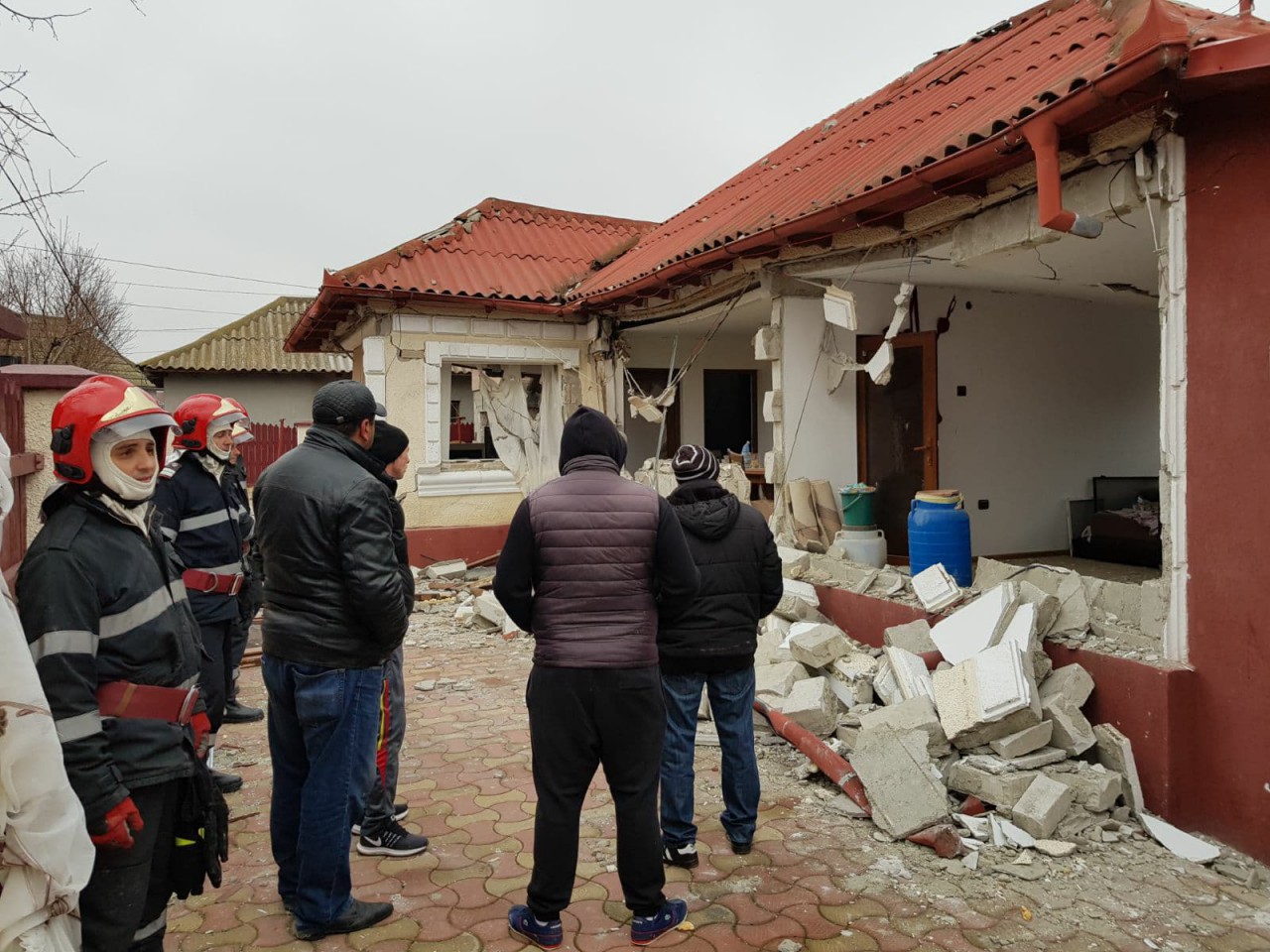 Explozie în Năvodari, județul Constanța. Trei oameni, răniți după ce o casă a sărit în aer / FOTO&VIDEO