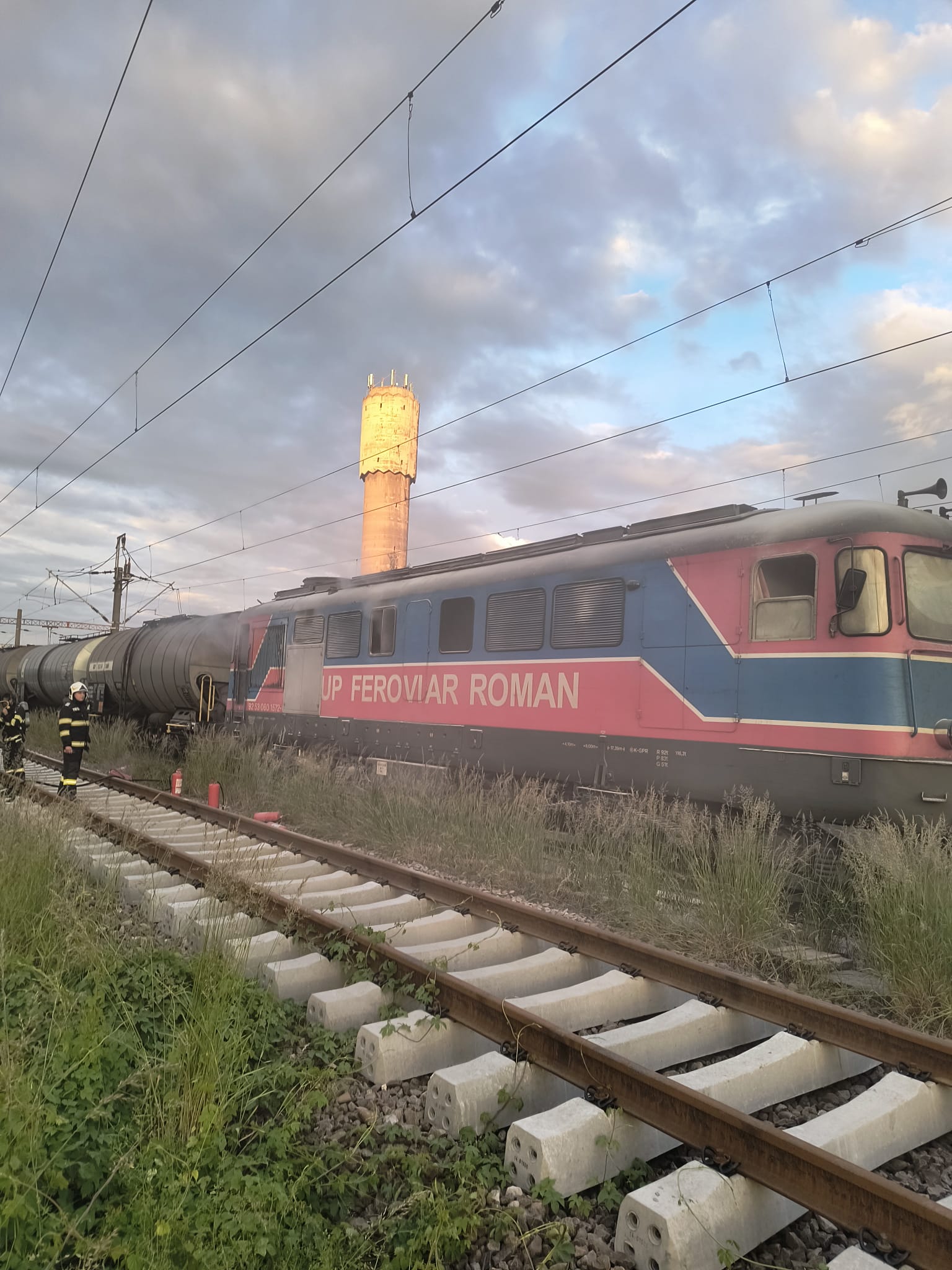 Locomotiva unui tren care transporta țiței a luat foc la Valea Călugărească. Unde era oprit marfarul cu 36 de vagoane