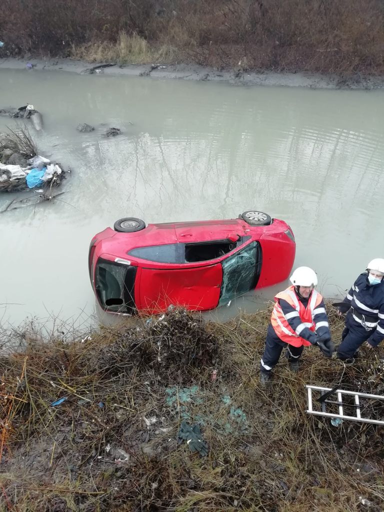 Primăria din Bistrița, amendată după ce o șoferiță  s-a răsturnat cu mașina în albia unui râu