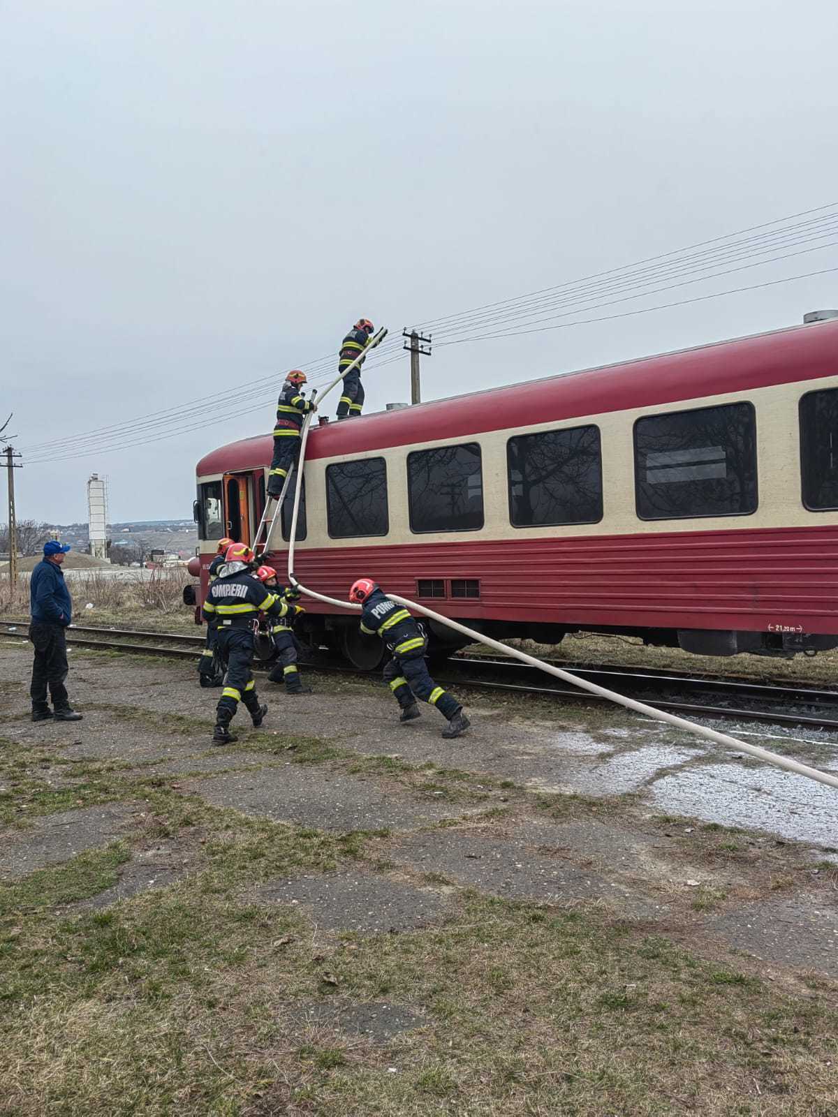 Incendiu în Iași, la un tren aflat în mers. Călătorii s-au autoevacuat