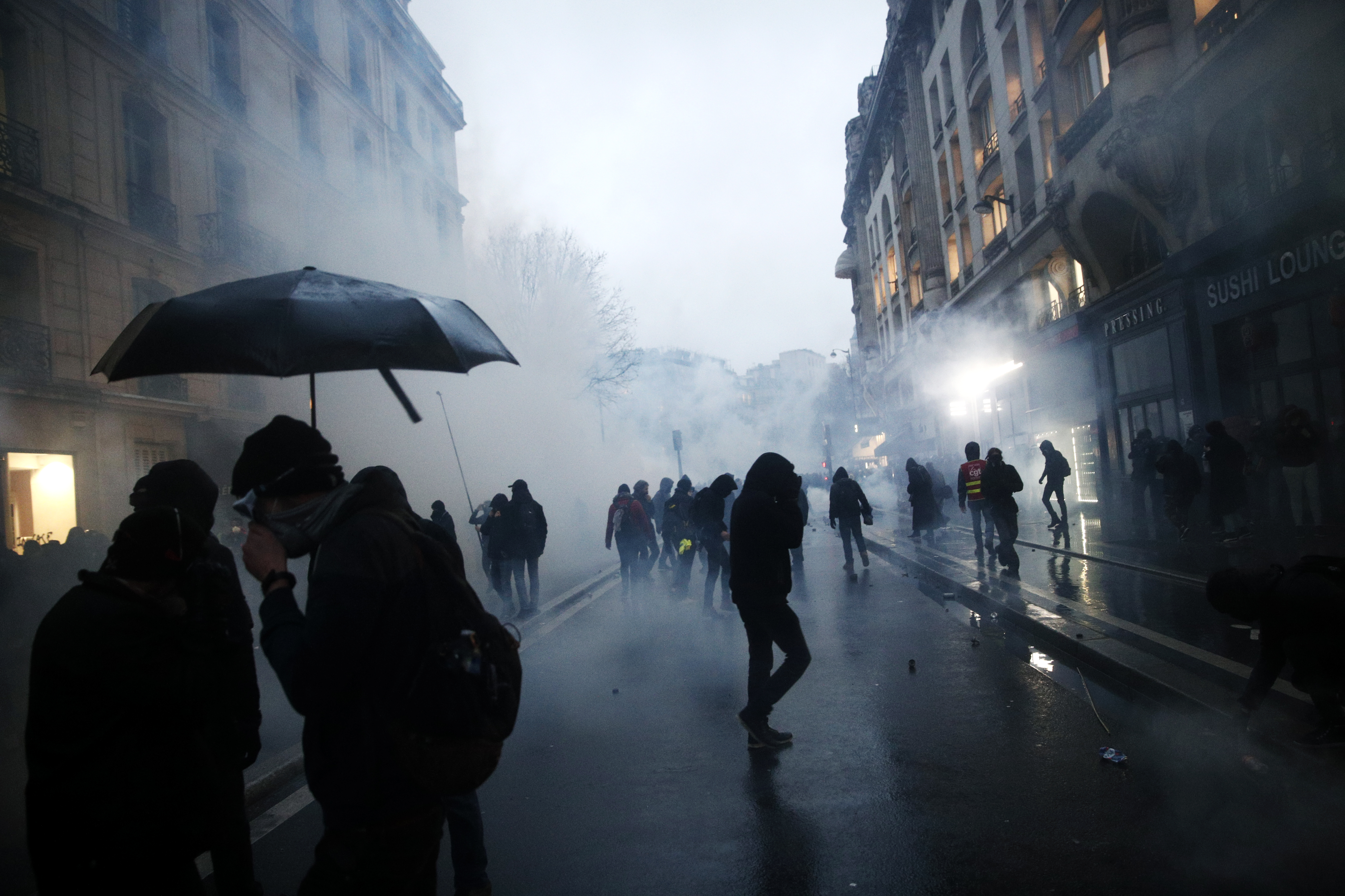 Noi proteste în Franţa faţă de reformarea sistemului de pensii. Au fost incidente între forțele de ordine și manifestanți