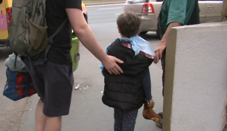 „Oda sem jött hozzánk senki” – az öt éves Berci ujjait majdnem leszakította egy játék a Dunakeszi majálison