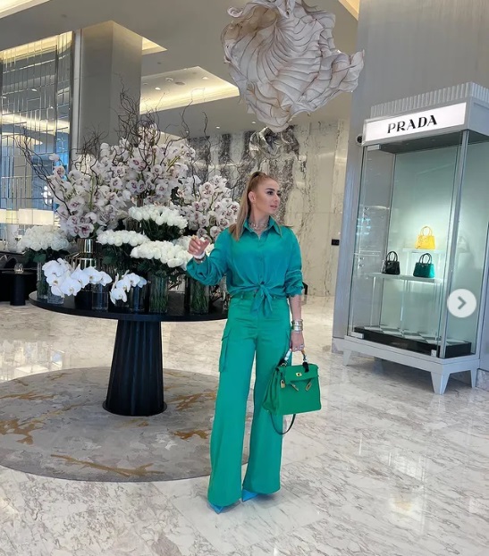 Cine e bărbatul cu care Anamaria Prodan s-a afișat în Dubai. Sunt foarte apropiați, s-au îmbrățișat și se țin de mână
