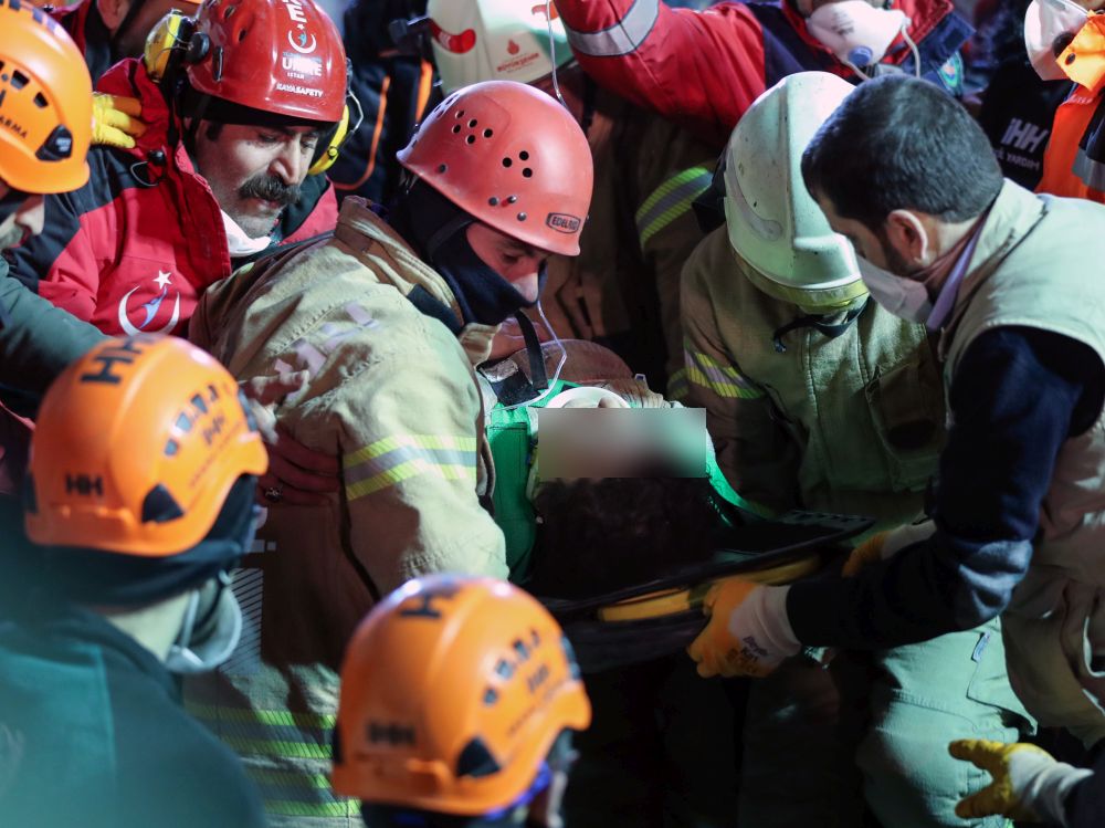 Coșmar după ce un bloc s-a prăbușit în Istanbul. Cel puțin 10 oameni au murit. Momentul tragediei a fost filmat / FOTO&VIDEO