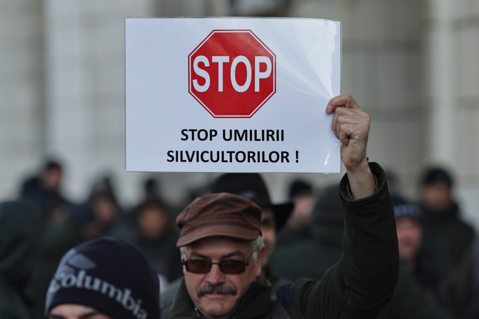 Protest al silvicultorilor în fața Ministerului Mediului, după ce Guvernul le-a redus salariile cu 25%