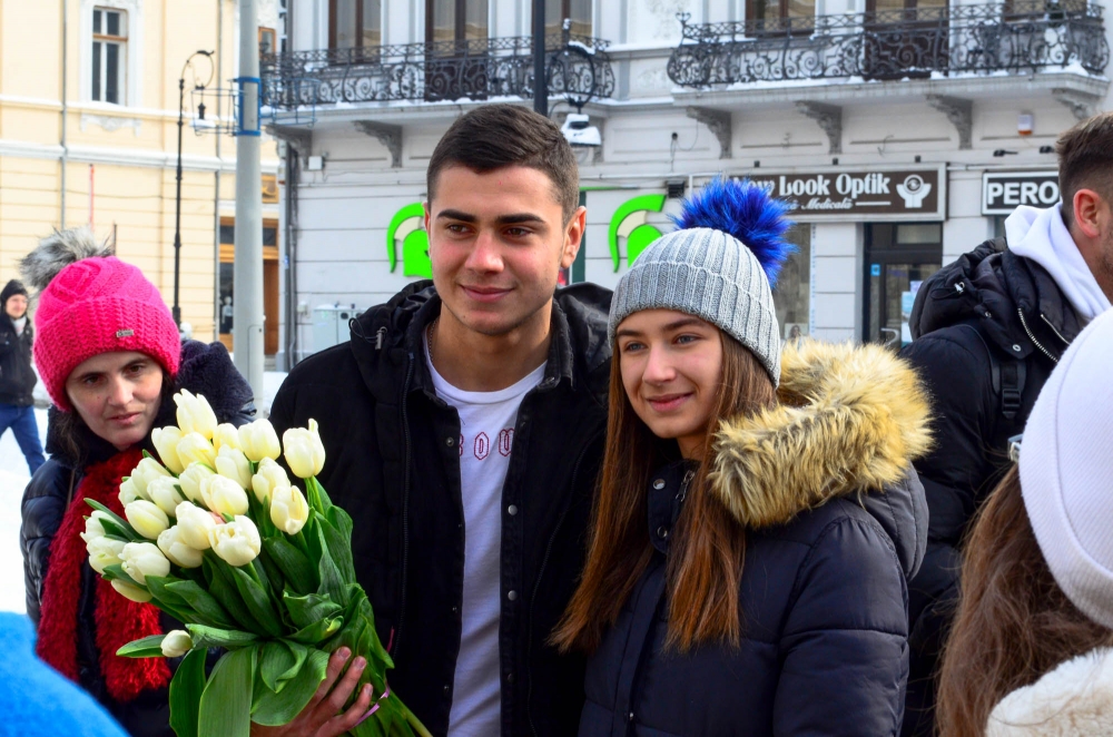 Fotbaliștii Craiovei au oferit mărțișoare. Gică Craioveanu a venit pentru meciul cu Dinamo / GALERIE FOTO