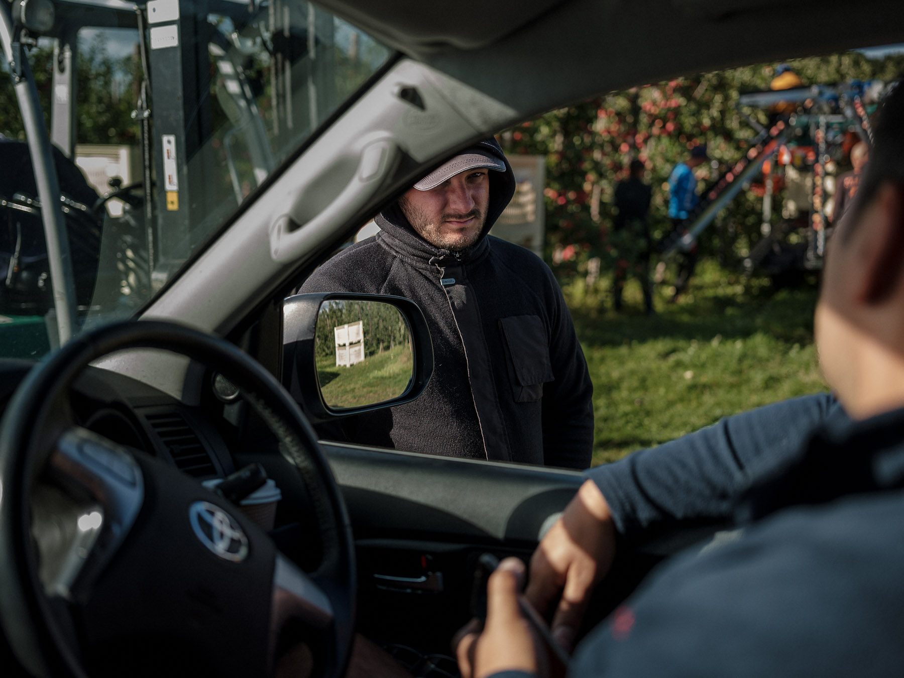 Imagini și povești inedite din interiorul fermelor din UK. Muncitorii români: „Ne lipsește familia și simțim că facem prea multe joburi”
